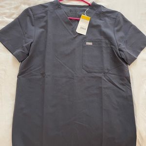 Figs. Men, Charcoal Gray. Small Leon Two-Pocket Top.